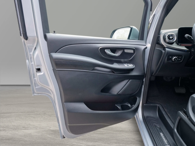 Bild 18 - d 4MATIC AVANTGARDE lang elektr. Türen
