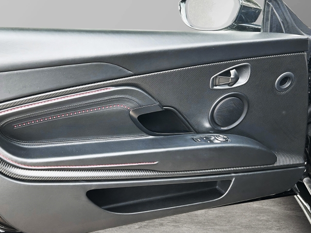 Bild 19 -  V8 Coupe Onyx Black Pure Black Carbon Twill