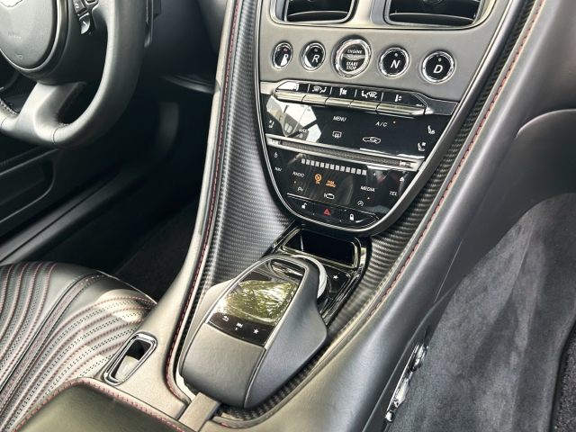 Bild 32 -  V8 Coupe Onyx Black Pure Black Carbon Twill