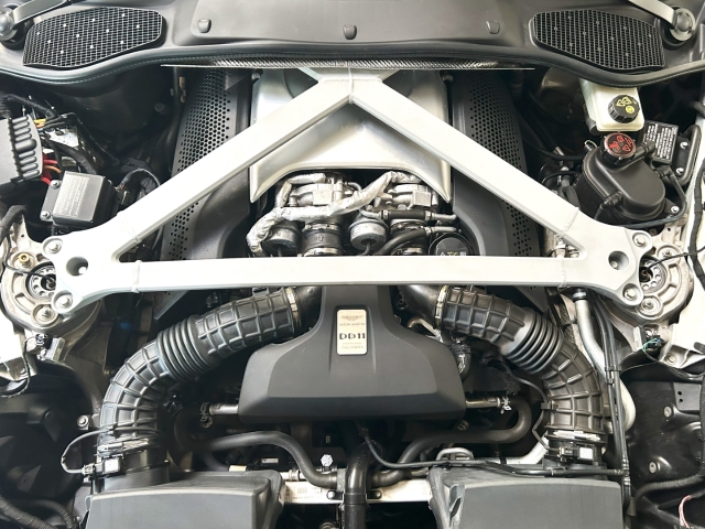 Bild 34 -  V8 Coupe Onyx Black Pure Black Carbon Twill