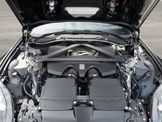 Bild 16 - Jet Black / Onyx Black V8