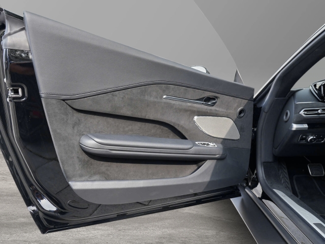 Bild 18 - Jet Black / Onyx Black V8