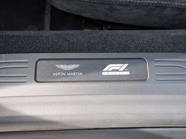 Bild 26 -  F1 Jet Black / Phantom Grey Carbondach