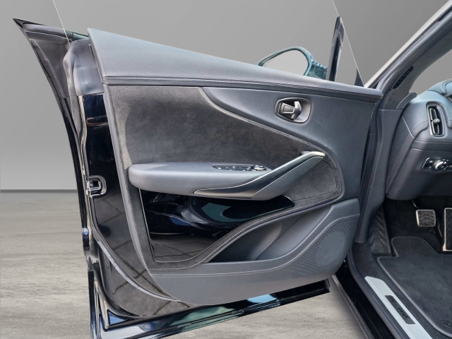 Bild 19 - 550 UPE 227.330,-€ Jet Black / Onyx Black